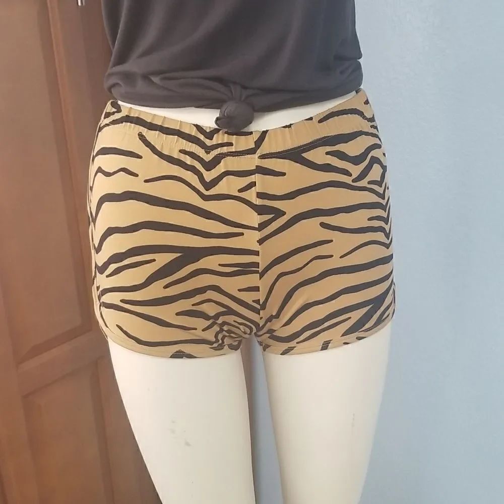 Heart & Hips Tiger Stripe Shorts - Picture 4 of 9